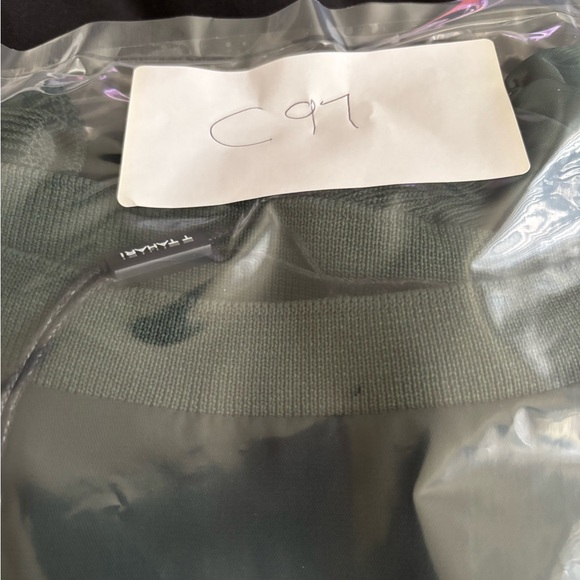 T TahariElegant Olive Green Women's Top Size Small - Picture 13 of 13